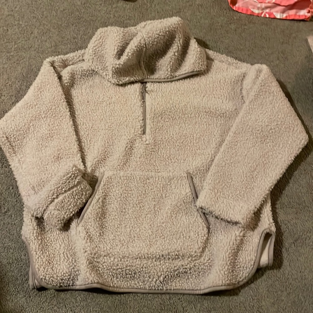 Quarter zip hoodie, taupe color super comfy runs a bit large. Comfy Sherpa!